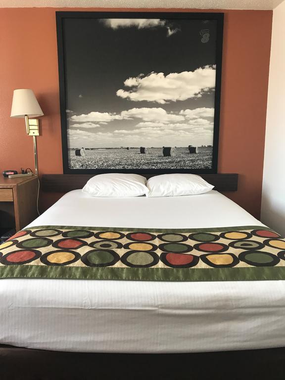Super 8 By Wyndham Aberdeen East Екстериор снимка