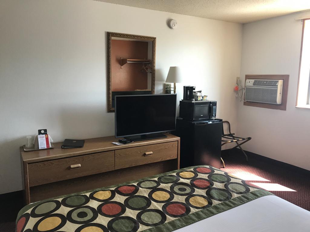 Super 8 By Wyndham Aberdeen East Екстериор снимка