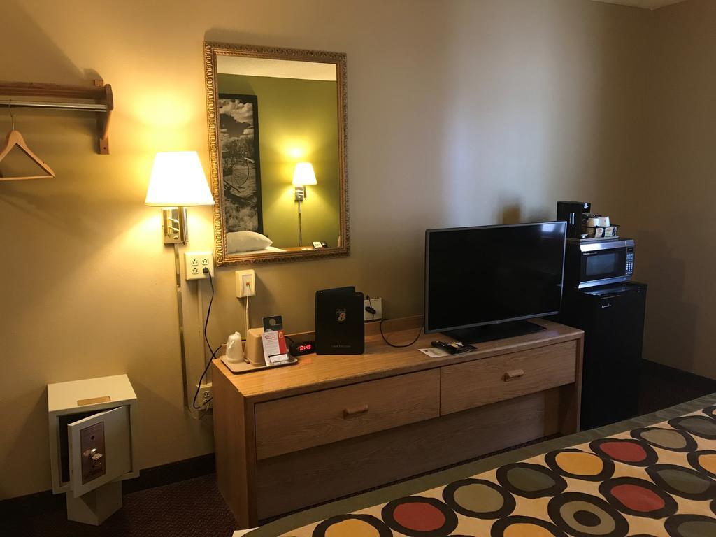 Super 8 By Wyndham Aberdeen East Екстериор снимка